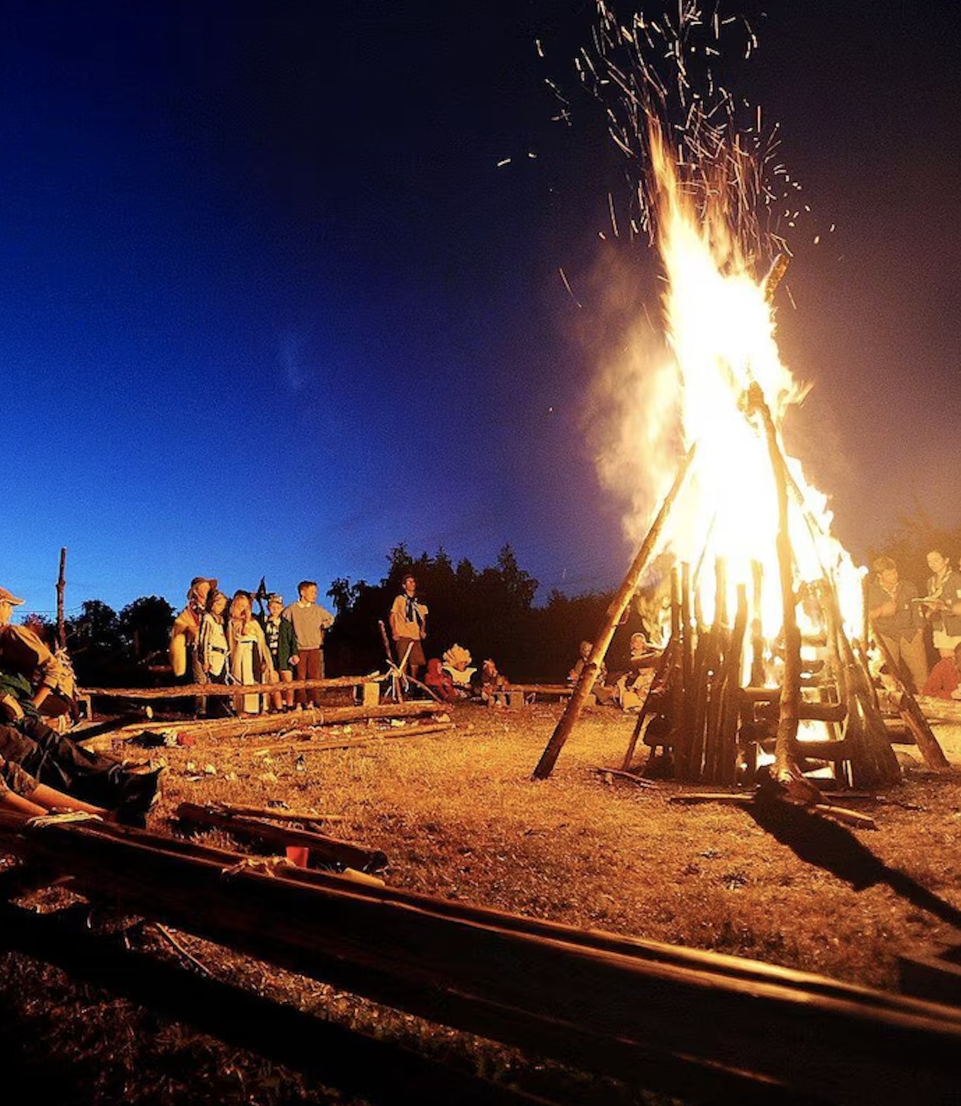 Scouts autour d'un feu de camp